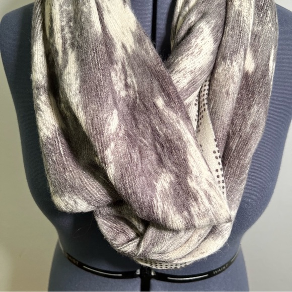 MICHAEL Michael Kors Infinity Scarf Cream Gray Geometric - Picture 3 of 10